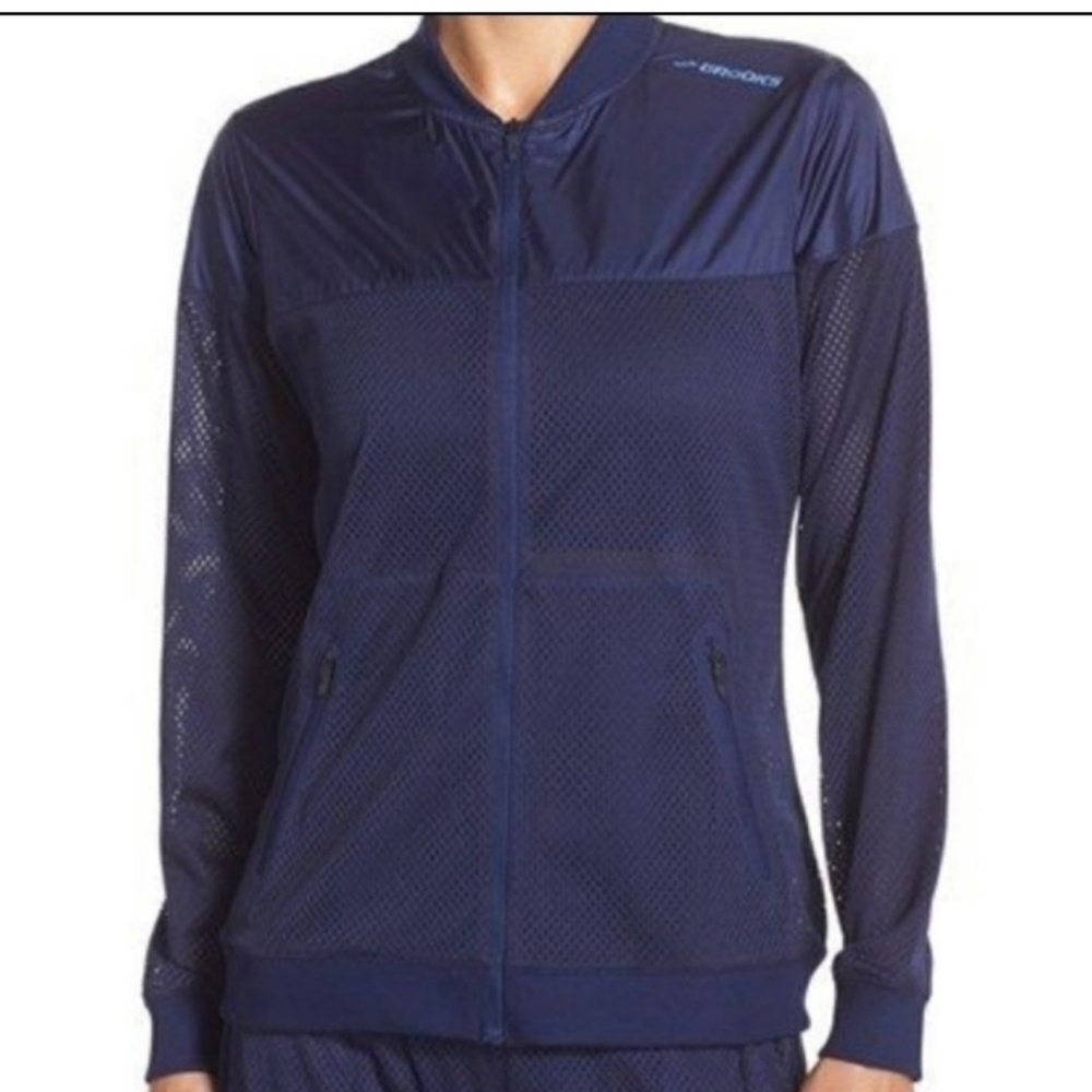 Brooks navy blue nylon and mesh full zip running jacket size M, 21" Ptp, 25" Lg
